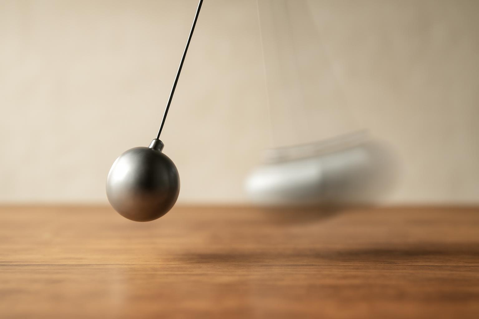 Egy inga mozgása, amely a rezgőmozgás példájaként szolgál.