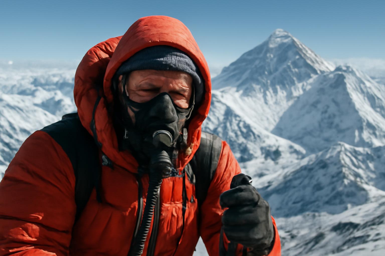 Hegymászó oxig maskban a Mount Everest csúcsán, hóval borított hegyek között.