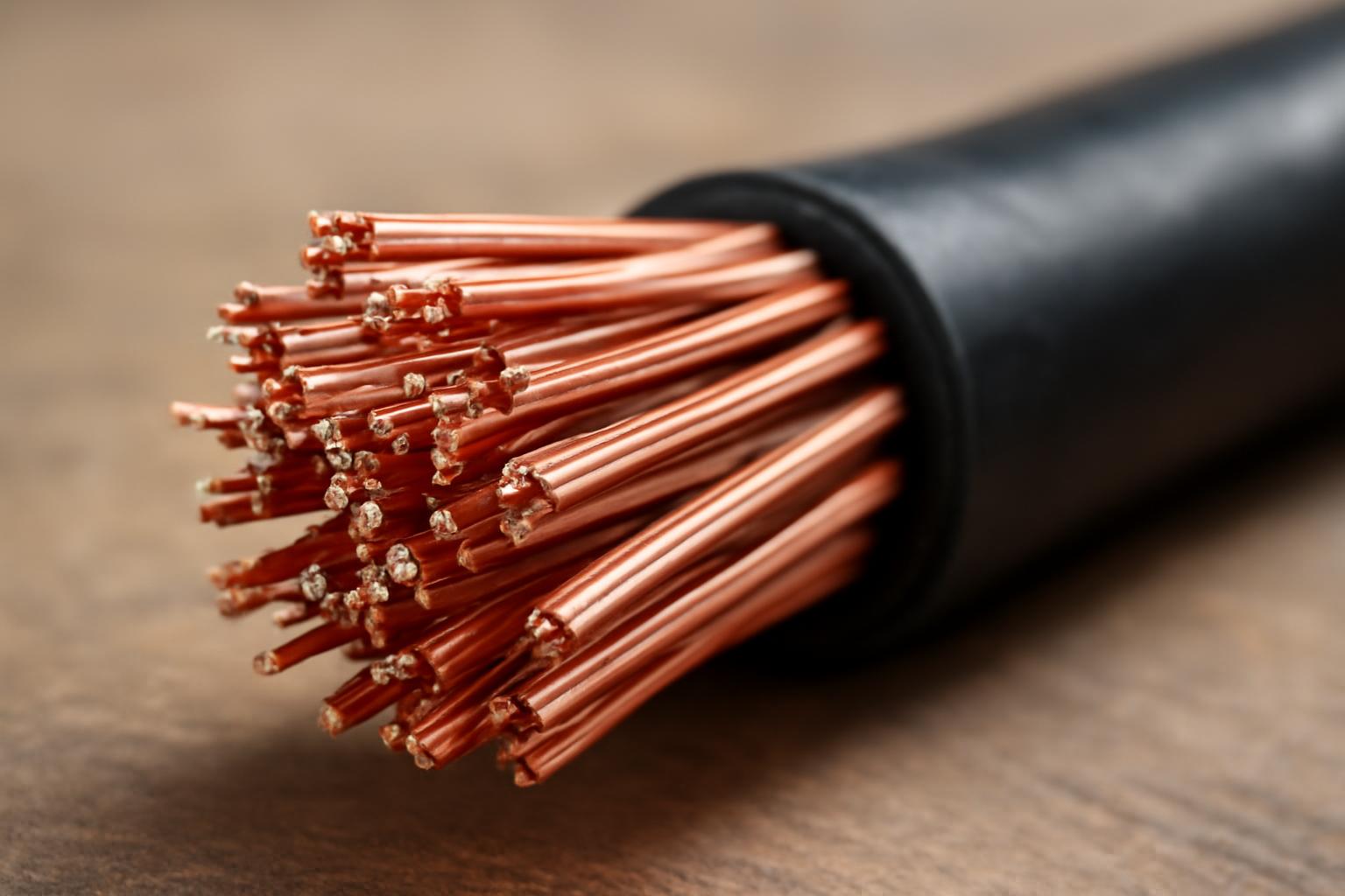 Rézvezetékek kötege, amelyek az elektromos áram hatékony vezetésére szolgálnak.