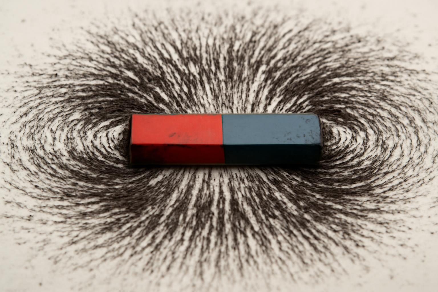 Vasreszelékek kirajzolják a mágneses mezőt egy mágnes körül, bemutatva az erővonalakat.